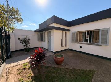 Casa · 81m² · 4 Ambientes · Venta / Casa / Amplio Patio / Servicios / Rafaela