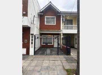Casa · 80m² · 4 Ambientes · 1 Cochera · Triplex en Alquiler en Villa Luzuriaga