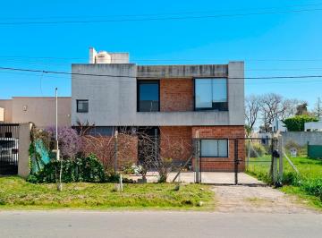 Casa · 155m² · 5 Ambientes · 2 Cocheras · Casa en Venta en Gonnet de Dos Dorm.
