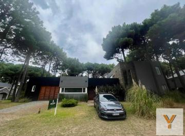 Casa · 290m² · 5 Ambientes · Casa en Venta - 4 Dorm. 3 Baños 2 Cocheras - 1000 m² - Pinamar