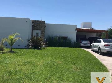 Casa · 135m² · 4 Ambientes · 2 Cocheras · Casa en Venta - 3 Dorm. 3 Baños - Don Joaquin