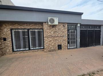 Casa · 160m² · 4 Ambientes · 3 Cocheras · Oportunidad de Casa Moderna a m de Av Facundo