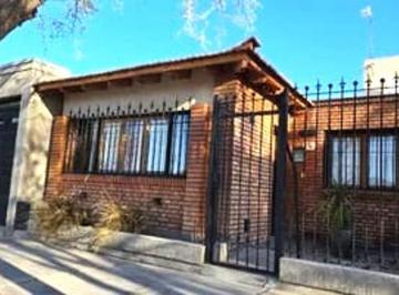 Casa · 140m² · 5 Ambientes · 2 Cocheras · Casa en B° Semi Privado Parque Urquiza Gllén Mza