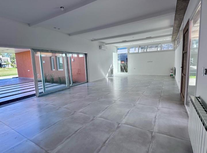 Casa · 200m² · 3 Ambientes · 4 Cocheras