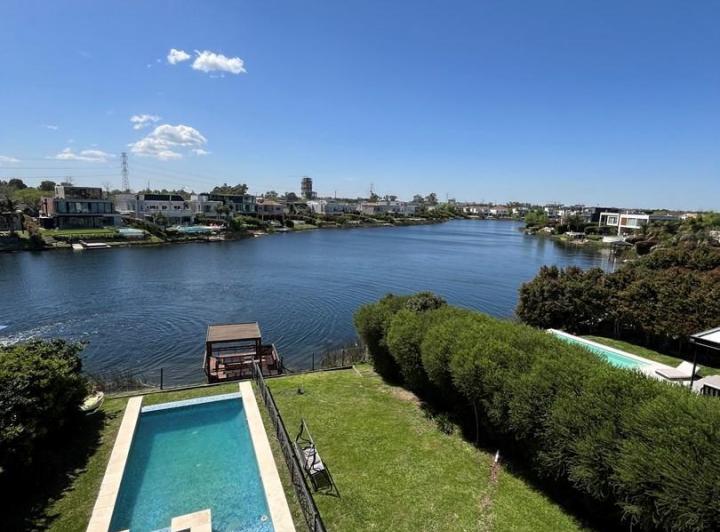 Casa · 330m² · 7 Ambientes · 1 Cochera