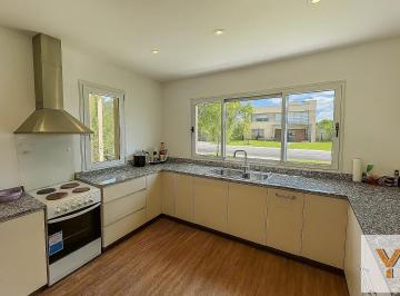 Casa · 340m² · 5 Ambientes · 4 Cocheras · Casa en Venta - 4 Dorm. 4 Baños - Escobar