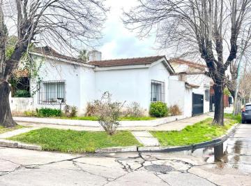 Casa · 100m² · 3 Ambientes · 1 Cochera · Chalet Céntrico en Esquina