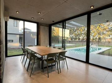 Casa · 400m² · 7 Ambientes · 2 Cocheras · Casa de Categoría en Alquiler – Terralagos | Barrio House - Canning