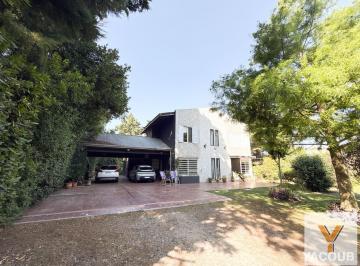 Casa · 250m² · 9 Ambientes · 2 Cocheras · Casas en Venta - 5 Dorm. 6 Baños - Cocheras - 2.600 m² - Lisandro Olmos, La Plata