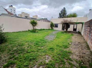 PH de 3 ambientes, La Plata · Casa en Alquiler – 2 Dorm., Patio y Cochera, en 24 Entre 36 y 37 – La Plata