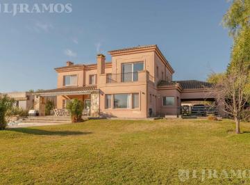 Casa · 256m² · 7 Ambientes · 6 Cocheras · Casa en Estancias del Pilar. Pilar