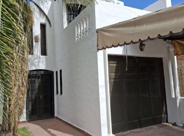 Casa de 3 ambientes, Córdoba · Casa de 440 m² con 3 Dorm. en Venta en Villa Centenario