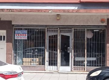 Local comercial · 80m² · Hermoso Local 80 m. con Baño y Ante Baño Zona Comercial! Alvarado N° 3300