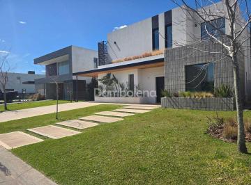 Casa · 209m² · 5 Ambientes · 5 Cocheras · Casa en Venta en Carpinchos, Nordelta, Tigre