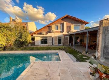 Casa · 244m² · 5 Ambientes · 1 Cochera · Venta Casa Calle Islas Malvinas Al 1000 - Neuquén
