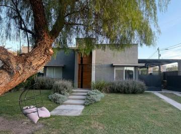Casa · 145m² · 4 Ambientes · 2 Cocheras · Casa en Venta en Lujan de Cuyo, Mendoza, Argentina