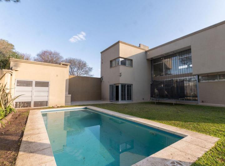 Casa · 228m² · 7 Ambientes · 2 Cocheras