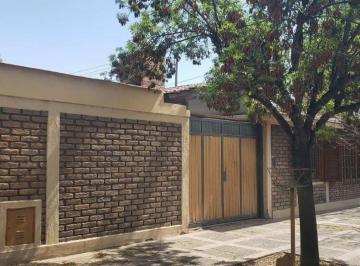 Casa de 6 ambientes, Las Cañas · Dean Funes 607