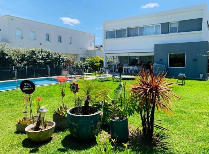Casa · 250m² · 5 Ambientes · 1 Cochera
