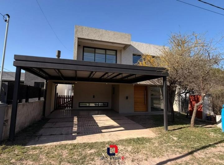 Casa · 230m² · 4 Ambientes · 2 Cocheras