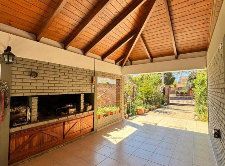 Casa · 305m² · 5 Ambientes · 3 Cocheras