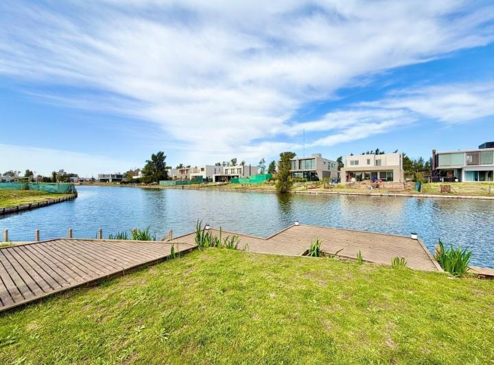 Casa · 240m² · 6 Ambientes · 1 Cochera