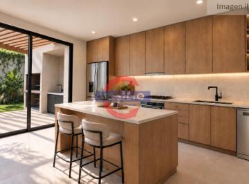 Casa · 150m² · 4 Ambientes · 1 Cochera · Venta Casa a Estrenar 4 Ambientes a Estrenar con Jardín, Suite con Vestidor y Cochera – Martínez