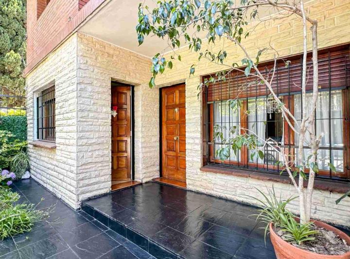Casa · 181m² · 4 Ambientes · 2 Cocheras