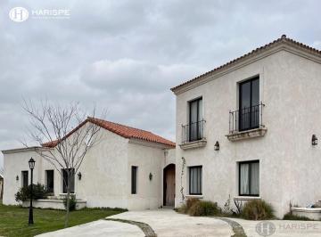 Casa · 313m² · 8 Ambientes · Venta Casa de 6 Dorm. en Barrio Privado San Pablo
