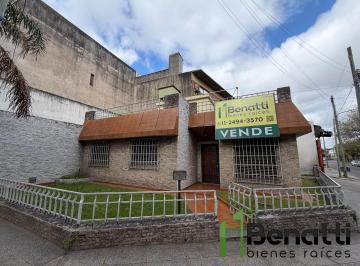 Casa · 116m² · 3 Ambientes · 4 Cocheras · Casa 3 Amb en Lote Propio con Garaje Pasante en Venta.