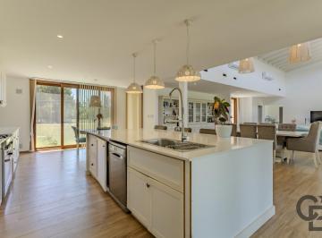 Casa · 379m² · 9 Ambientes · 4 Cocheras · Casa en Venta en Campos de Roca 1 con 5 Dorm., 550 m² Cub. y 5.500 de Lote