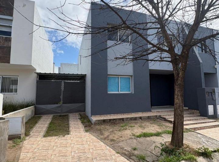 Casa · 175m² · 5 Ambientes · 2 Cocheras