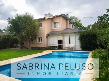 Casa · 230m² · 5 Ambientes · 2 Cocheras · Venta Casa Barrio El Casco Moreno