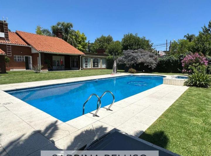 Casa · 1560m² · 6 Ambientes · 2 Cocheras