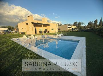 Casa · 200m² · 4 Ambientes · 6 Cocheras · Alquiler - Casa en Barrio Cerrado Prados del Oeste