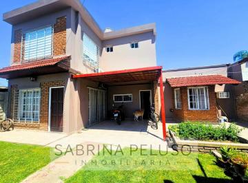 Casa · 138m² · 4 Ambientes · 1 Cochera · Hermosa Casa en Venta Ubicada en Merlo
