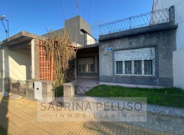 Casa · 193m² · 4 Ambientes · 1 Cochera · Casa en Castelar