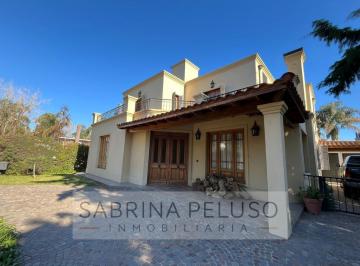 Casa · 240m² · 5 Ambientes · 1 Cochera · Venta Casa Barrio Cerrado El Casco de Moreno