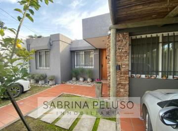 Casa · 101m² · 4 Ambientes · 2 Cocheras · Venta Casa Merlo