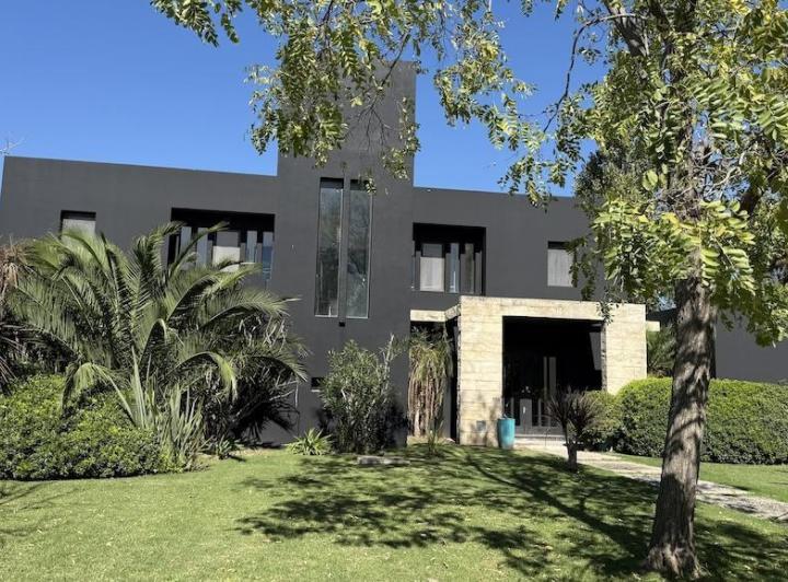 Casa · 650m² · 12 Ambientes · 4 Cocheras