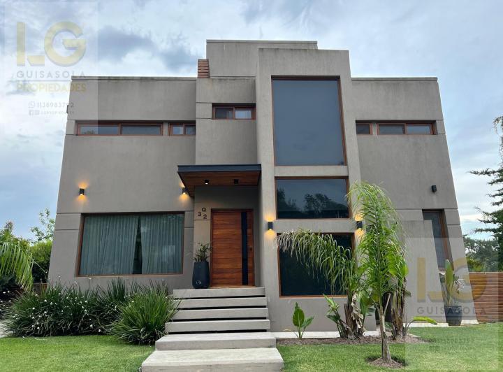 Casa · 878m² · 5 Ambientes · 1 Cochera