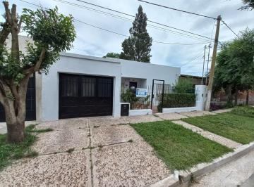 Casa · 155m² · 4 Ambientes · 1 Cochera · Casa de 2 Dorm. y Dep. en B° 9 de Julio