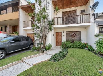 Casa · 370m² · 6 Ambientes · 2 Cocheras · Casa 2 Plantas Parque Quincho Parrilla Cocheras