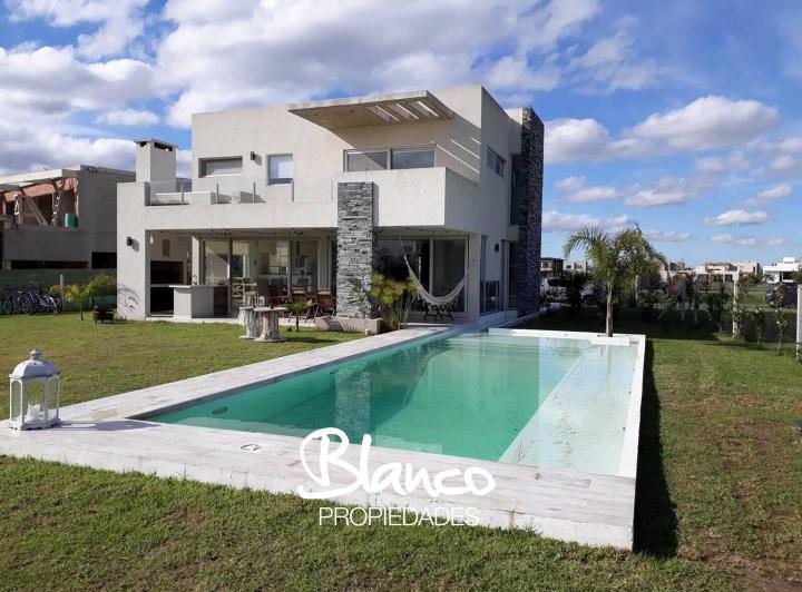 Casa · 212m² · 5 Ambientes · 2 Cocheras