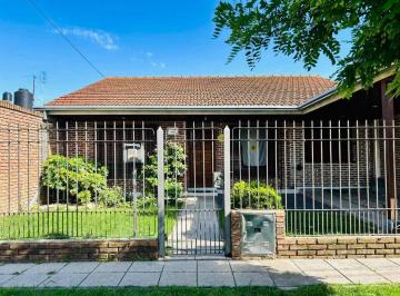 Casa · 154m² · 4 Ambientes · 1 Cochera · Venta Casa 4 Amb con Parque, Apto Credito, Burzaco.