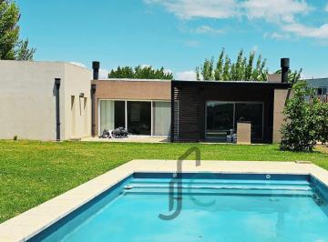Casa · 145m² · 5 Ambientes · 3 Cocheras · Casa a La Laguna en Venta en Barrio San Benito