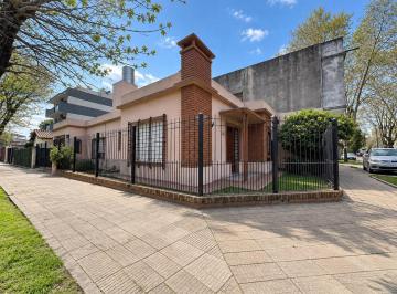 Casa · 172m² · 3 Ambientes · 1 Cochera · Casa en Esquina | 3 Ambientes