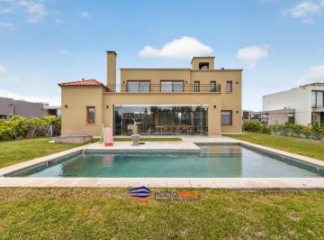 Casa · 308m² · 6 Ambientes · 6 Cocheras · Casa a La Venta en Country Terravista, General Rodríguez
