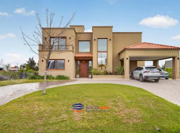 Casa · 308m² · 6 Ambientes · 6 Cocheras · Casa a La Venta en Country Terravista, General Rodríguez