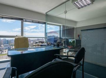 Oficina comercial · 68m² · 2 Cocheras · Venta Oficina 2 Garajes y 3 Boxes Tres Cruces